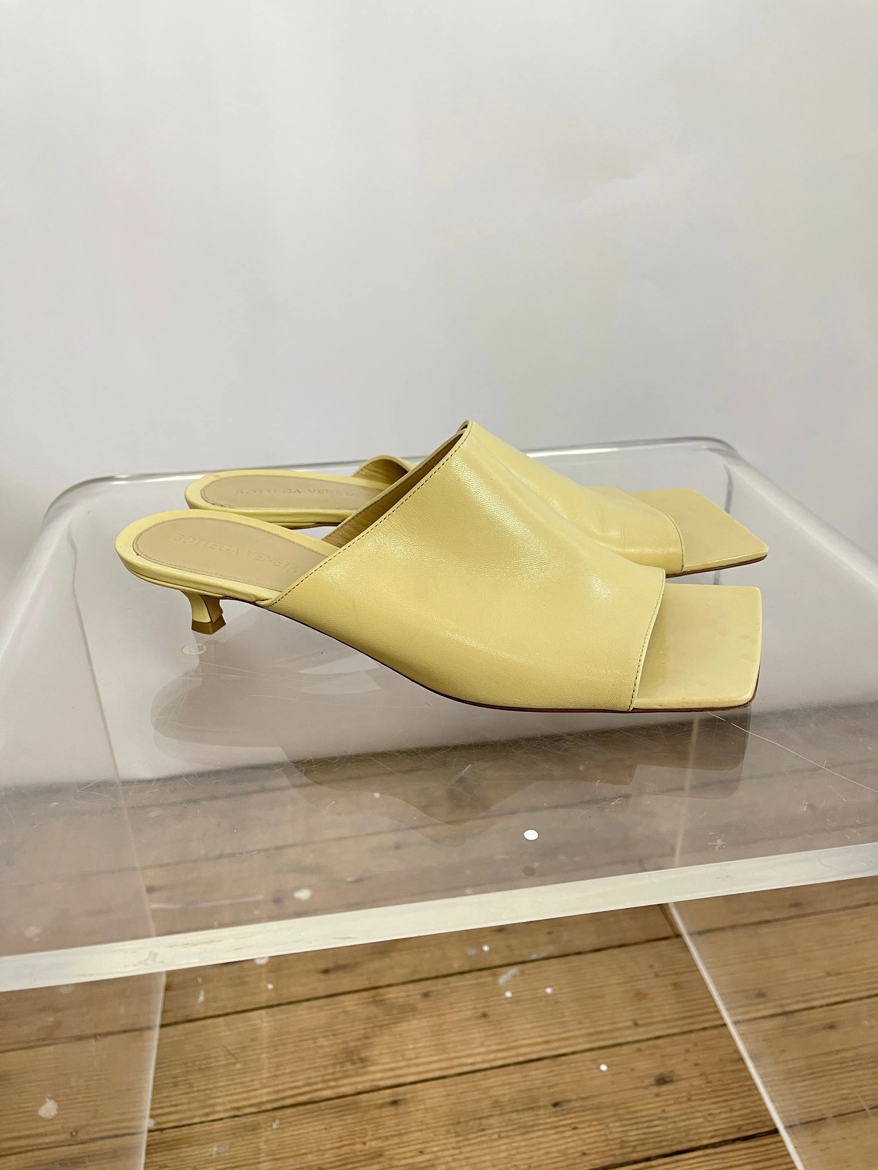 Bottega Veneta 'Stretch" Leather Mule in Moonbeam (39)