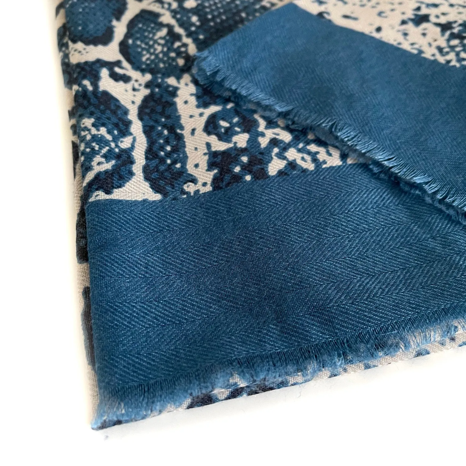 LONG BLUE SNAKESKIN PRINT LIGHTWEIGHT SCARF