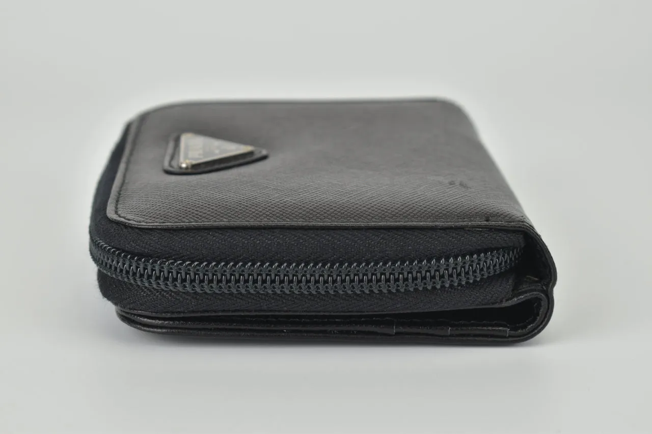 Vintage M522A Saffiano Zip Wallet in Black (Nero)